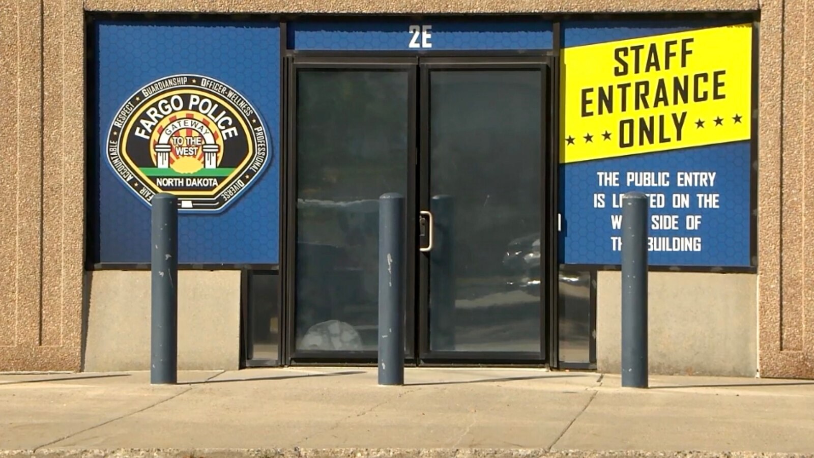 Entrada de funcionários do Departamento de Polícia de Fargo, em Dakota do Norte, com o brasão da polícia na fachada